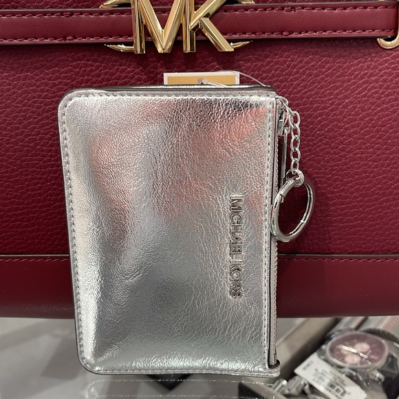MICHAEL KORS
Jet Set Travel Small Top Zip Coin Pouch With ID
Silver 
NWT - Picture 12 of 16